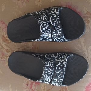 Oofos Limited Edition Black&White Paisley Print Ooahh Slide Sandal women8